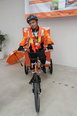 Projeto sustentável da TNT Mercúrio realiza entregas e coletas de bicicleta